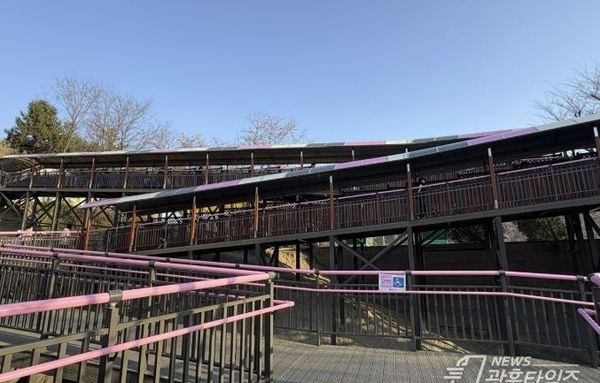 부천시, 원미산 진달래동산 '무장애 데크로드' 개방!