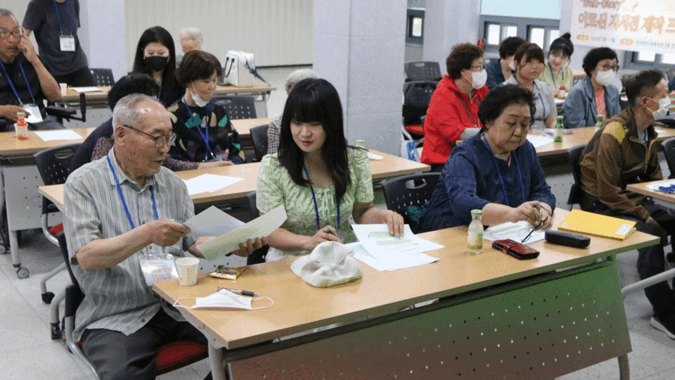 광명시립하안종합사회복지관, 어르신 인생노트사업 “피고지는 날들” 개강(사진제공=하안종합사회복지관) 광명시립하안종합사회복지관, 어르신 인생노트사업 “피고지는 날들” 개강(사진제공=하안종합사회복지관)