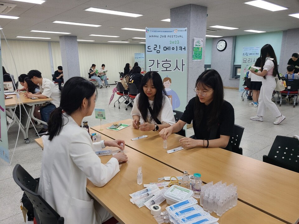 직업체험(사진제공=하안종합사회복지관) 직업체험(사진제공=하안종합사회복지관)