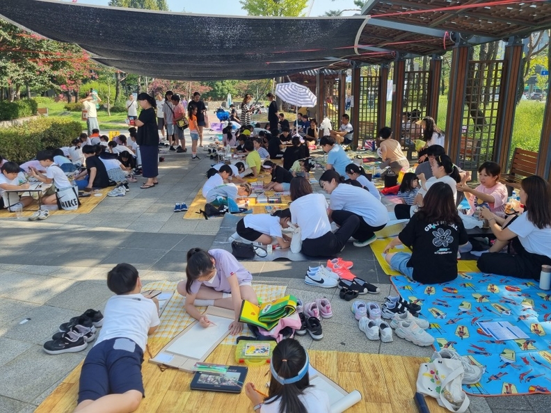 광명시 하안3동 주민자치회는 지난 9일 달맞이 어린이 공원에서 『제2회 하안3동 어린이 백일장·사생대회』를 개최했다(사진제공=하안3동 행정복지센터)