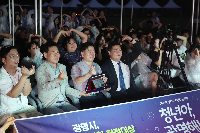 광명시는 지난 16일 광명시민체육관에서 제4회 청년의 날 축제 ‘청년아 광명해!’를 개최해 청년과 시민들이 함께 즐기며 성황리에 마쳤다(사진제공=광명시)
