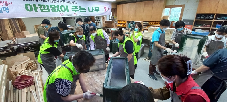 폐목재를 활용하여 제작한 화분으로 시민을 위한 정원 조성(사진제공=광명시자원봉사센터)