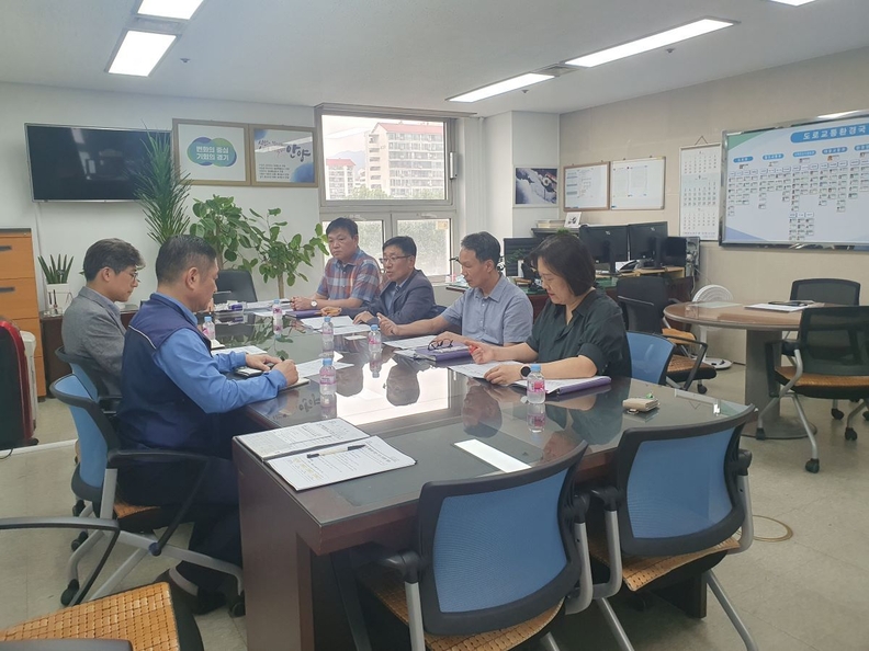 안양시는 19일 오후 2시 시청 도로교통환경국장실에서 지역경제 활성화를 위해 관내 민간 재개발 재건축의 건설현장 소장과의 간담회를 추진했다 (사진제공=안양시)