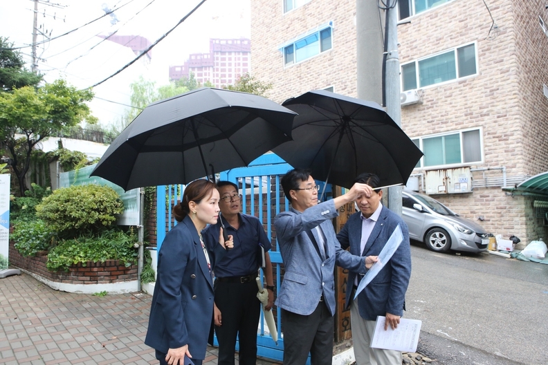 철산동 단독필지 노후하수관로 정비공사 현장방문(사진제공=임오경 의원실)