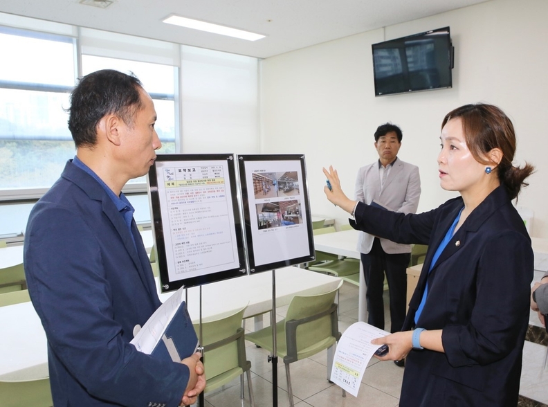 철산도서관 현장방문(사진제공=임오경 의원실)