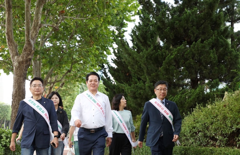 최대호 안양시장이 22일 세계 차 없는 날을 맞아 걸어서 출근하기 캠페인에 참여했다(사진제공=안양시)