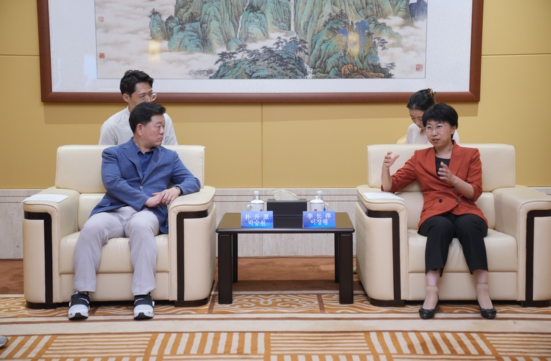 박승원 광명시장이 이장평 랴오청시 당서기와 회담을 갖고있다(사진제공=광명시)