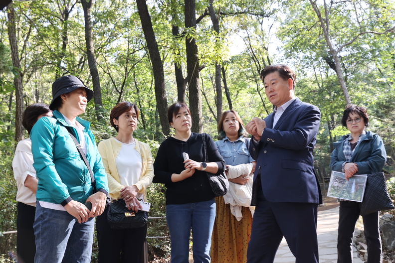 박승원 광명시장이 10일 아홉 번째 ‘생생소통현장’에 나서 주민참여예산사업 제안 시민과 사업 현장을 함께 둘러보며 소통했다(사진제공=광명시)