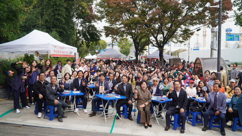 철산종합사회복지관은 지난 13일 현충근린공원 분수대 앞마당에서 ‘다시ON(溫)후라이데이’ 행사를 통해 지역사회에 온기를 전했다(사진제공=철산종합사회복직관)