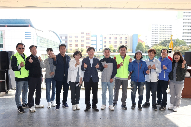 광명시 하안4동 행정복지센터는 광명시 개청 42주년을 맞아 지난 14일 오전 하안중학교 운동장에서 하안4동 체육회 주관으로 주민화합 체육대회를 성황리에 개최했다(사진제공=하안4동 행정복지센터)
