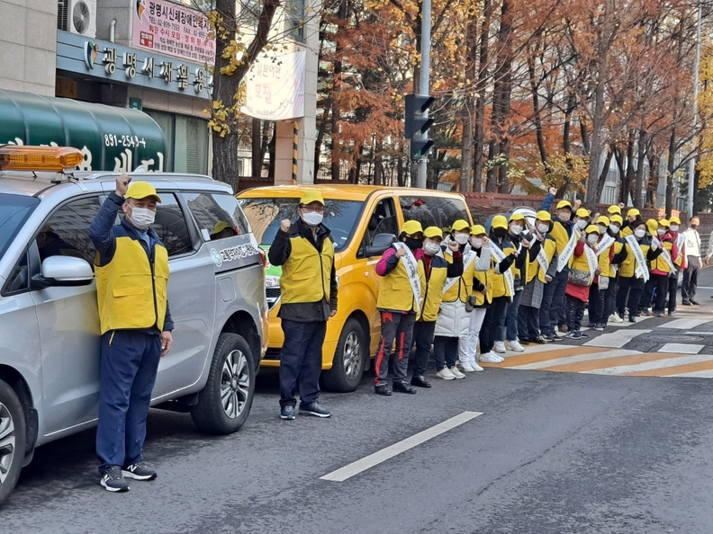 18일 한국교통장애인협회 광명시지회 주관으로 교통안전·교통사고 줄이기 결의대회와 교통사고 예방 캠페인이 진행됐다
