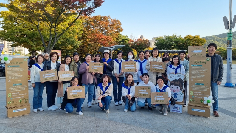 광명시 광명여성새로일하기센터는 지난 17일 오후 1시부터 오후 5시까지 광명시민체육관 야외입구에서 ‘2023 광명여성새일센터 그린에플마켓(그린에코플리마켓)’을 개최했다(사진제공=광명여성새로일하기센터)