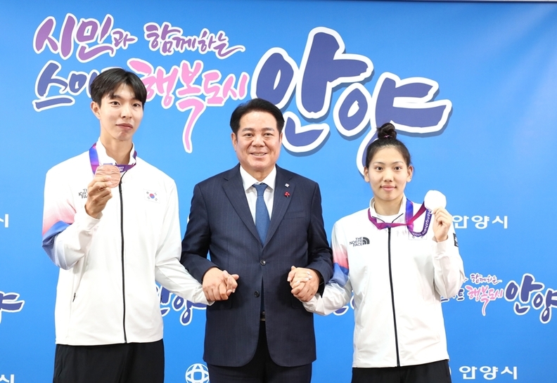 (왼쪽부터)육상 이정태 선수 최대호 안양시장 수영 권세현 선수(사진제공=안양시)