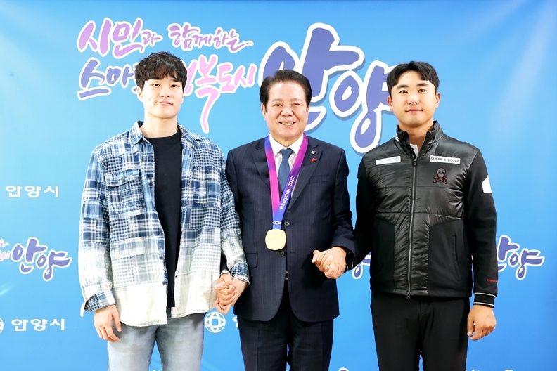 (왼쪽부터)수영 이유연 선수 최대호 안양시장 골프 조우영 선수(사진제공=안양시)