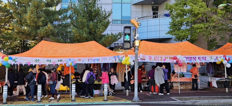 광명시 소하1동 주민자치회는 지난 21일 오전 10시부터 동 행정복지센터 앞에서 주민과 함께하는 ‘소소한 알뜰시장’을 성황리에 개최했다