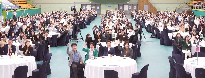 광명시는 지난 21일 오후 2시에 참여와 토론을 통한 공감과 합의를 실현하는 공론장인 ‘제6회 광명시 500인 원탁토론회’를 광명시민체육관에서 개최했다