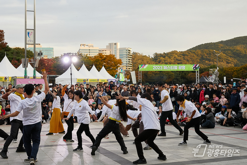 (광명1-4)광명시(시장 박승원)가 지난 21일과 22일 양일간 광명시민체육관 일대에서 개최한 2023 페스티벌 광명이 누적 인원 약 6만 명이 참여한 가운데 화려한 막을 내렸다. 사진은 광명 흥한춤 현장.
