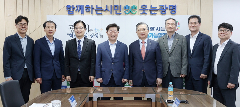 박승원 광명시장(사진 왼쪽 네번째)은 지난 24일 한국토지주택공사(LH) 이한준 사장(사진 왼쪽 다섯번째)을 만나 광명시흥 신도시 서울방면 광역교통개선대책 수립 촉구 등 신도시 관련 현안에 대한 시의 강력한 의지를 전달했다