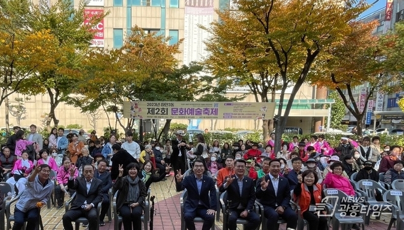 광명시 하안3동 축제추진위원회는 지난 28일 하안사거리 쌈지공원에서 주민 400여 명이 참석한 가운데 ‘제2회 하안3동 문화예술축제’를 개최했다.