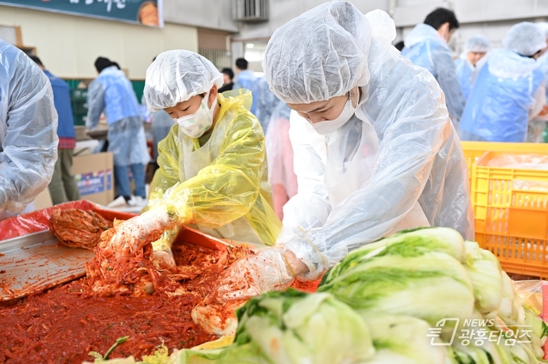 시립광명종합사회복지관은 지난 11일 한국오츠카제약과 함께 김장김치 나눔행사 ‘겨울愛김장대전’을 진행했다