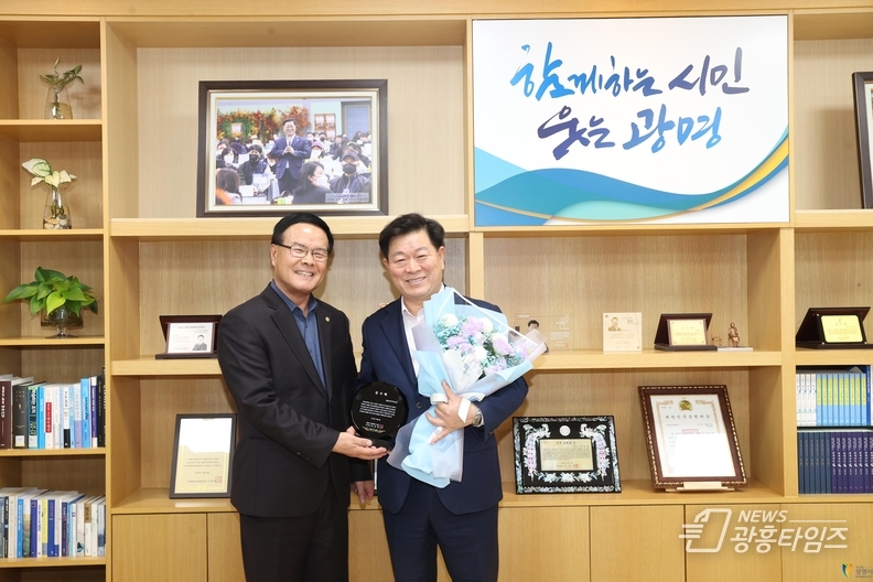 박승원 광명시장, 택시산업 발전 감사패 받아