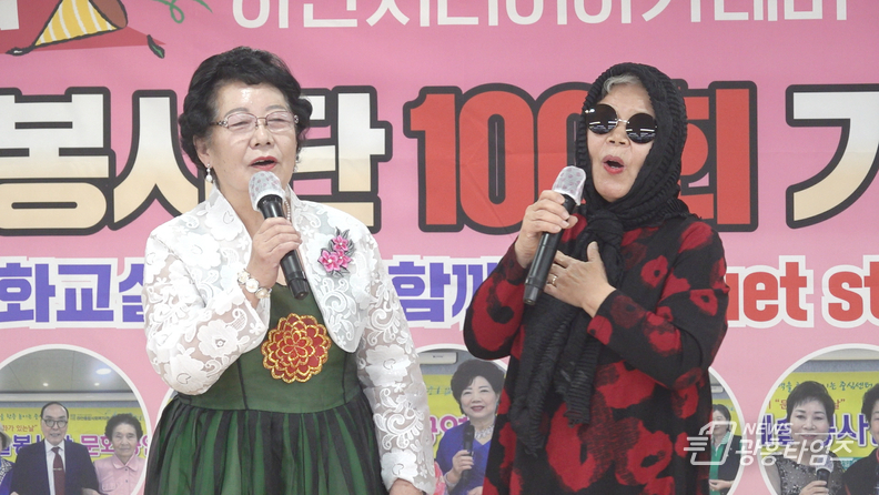 최종우승_ 가수 이옥분과 최승희 밀알문화교실 회장