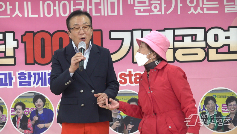정조영 부단장과 김인옥씨