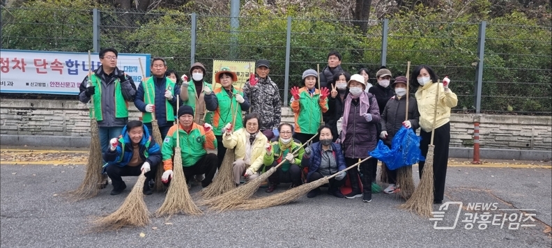 광명시 철산4동 행정복지센터는 깨끗하고 안전한 마을 조성을 위해 지난 23일 낙엽 대청소를 실시했다.