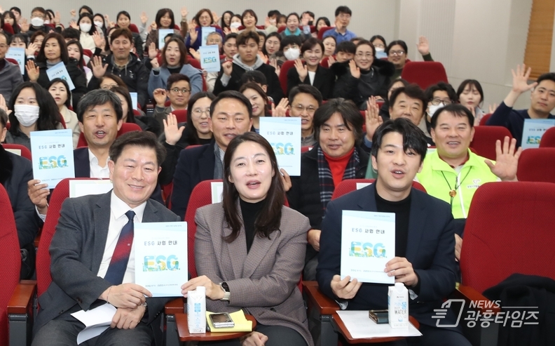 광명시는 12일 오후 광명시평생학습원 1층 강당에서 ‘ESG를 통한 공공기관과 지역기업의 동반성장 전략’을 주제로 2023년 광명 ESG 포럼을 개최했다