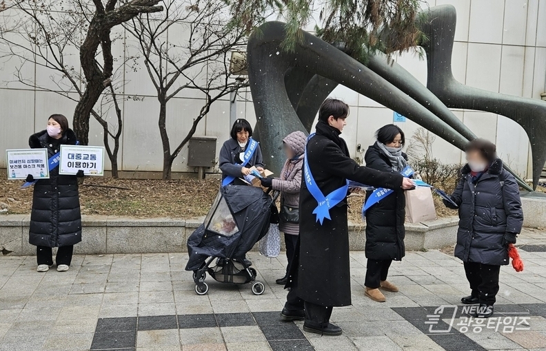 광명시는 19일 철산역 일대에서 광명시 지속가능발전협의회 생활환경강사단과 관련 부서 공무원 등 20여 명이 참여한 가운데 미세먼지 계절관리제 홍보 합동 캠페인을 펼쳤다.