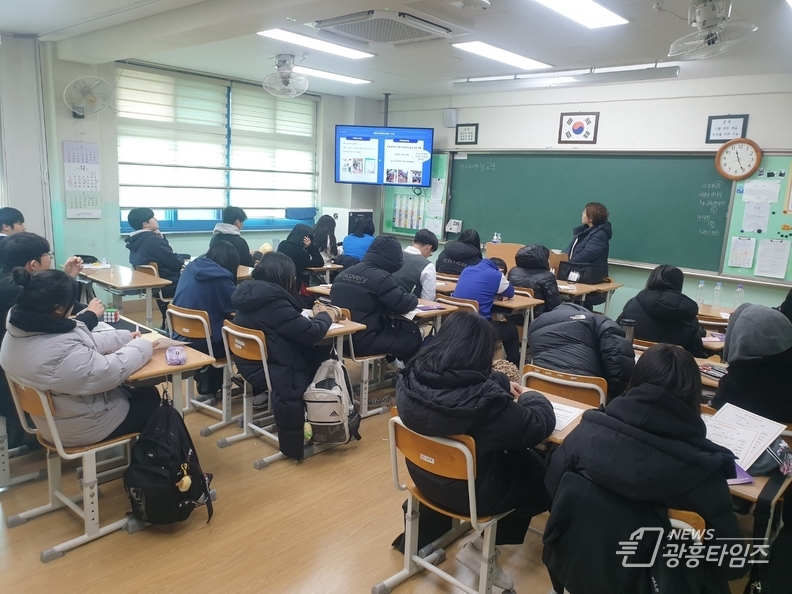 광명시 치매안심센터는 19일 치매극복선도학교인 가림중학교에서 3학년 학생 160명을 대상으로 치매파트너 교육 및 보건 계열 진로 교육을 진행했다.