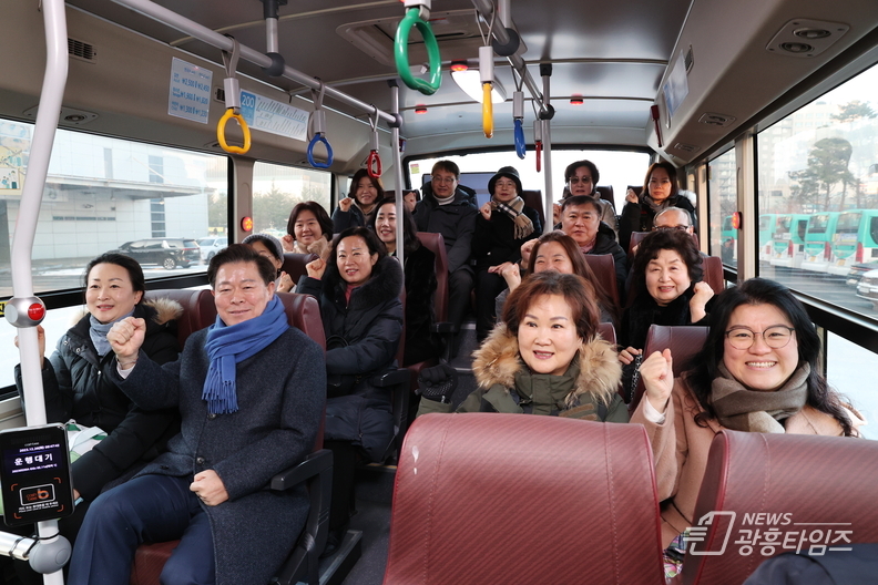 광명시는 26일 광명종합터미널에서 KTX광명역~서울 목동까지 운행하는 ‘200번’ 일반좌석버스 시승식을 진행했다