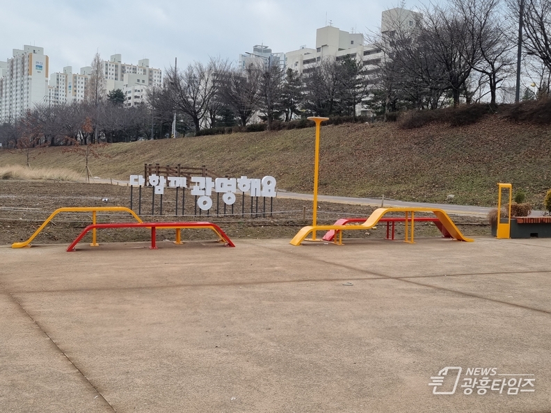 광명시는 안양천과 목감천을 광명시민의 회복력을 높이고 도시의 지속가능성을 키우는 환경자원으로 조성하고 있다_안양천 물결벤치