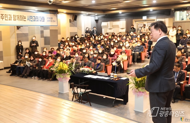 광명시는 15일부터 25일까지 9일간 ‘시민과의 대화’를 진행한다_박승원 광명시장이 2023년 광명7동 시민과의 대화에서 시정 설명하는 모습