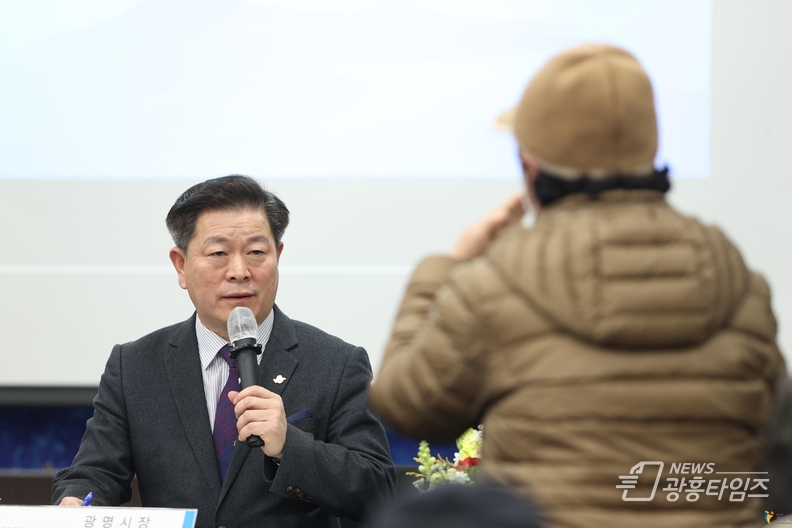 광명시는 15일부터 25일까지 9일간 ‘시민과의 대화’를 진행한다_박승원 광명시장이 2023년 철산3동 시민과의 대화에서 시민 의견을 경청하고 있다