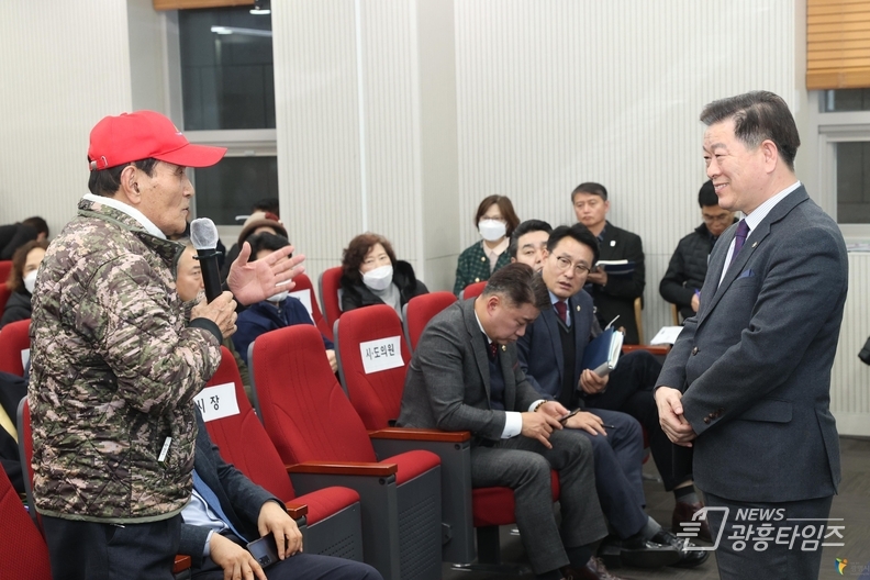 광명시는 15일부터 25일까지 9일간 ‘시민과의 대화’를 진행한다_박승원 광명시장이 2023년 철산3동 시민과의 대화에서 시민 의견을 경청하고 있다