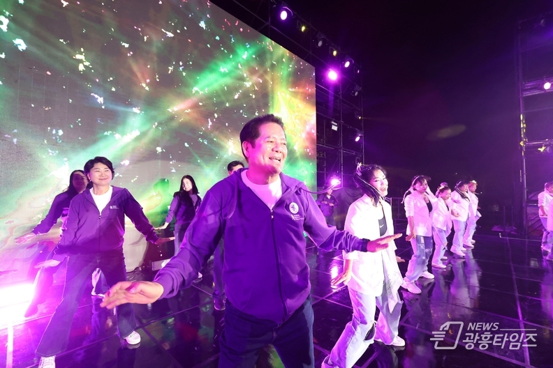 안양춤축제 무대에서 춤을 추고 있는 최대호 안양시장