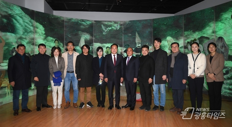 좌측 4번째부터 김홍년,최종운,송창애 작가, 우측 4번째부터 이재형,한호 작가