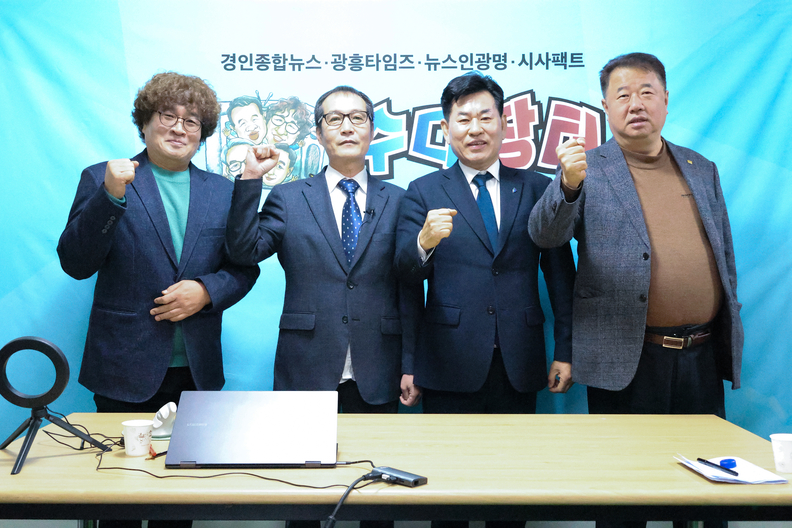 수다장터 인터뷰 촬영 후 기념촬영_좌측부터 조수제, 정강희 기자, 강신성 후보, 김진환 기자