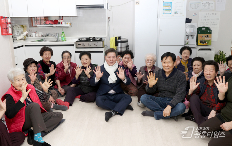 박승원 시장은 지난 8일 관내 경로당과 광명시립노인요양센터 대한노인회 광명시지회 광명소방서 등을 방문해 새해 인사를 나누었다