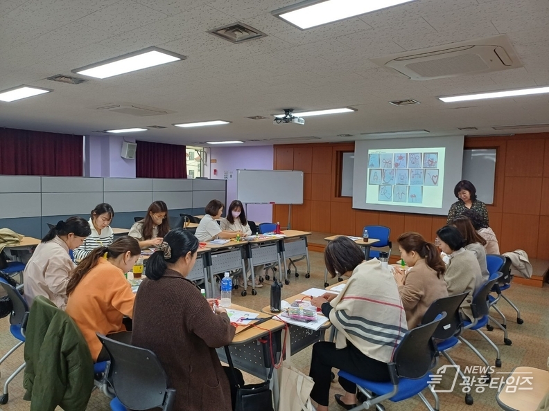 광명시 여성비전센터가 취·창업 지원을 통해 여성의 경제활동 참여 확대에 크게 기여하고 있다_그림책 심리상담가 자격증 과정 참여 사진