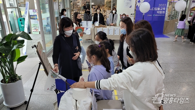 광명시 여성비전센터가 취·창업 지원을 통해 여성의 경제활동 참여 확대에 크게 기여하고 있다_지구애나비 창업박람회 플리마켓 참가 사진