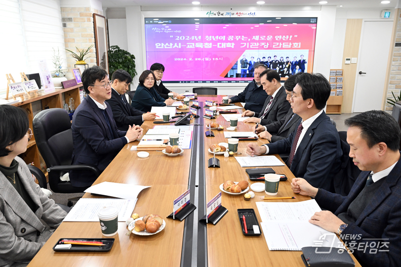 안산시 5개 대학 총장 한 자리에… 청년정책 활성화 논의_26일 안산시, 안산교육지원청, 관내 5개 대학이 청년 정책 활성화를 위해 논의하는 시간을 가졌다