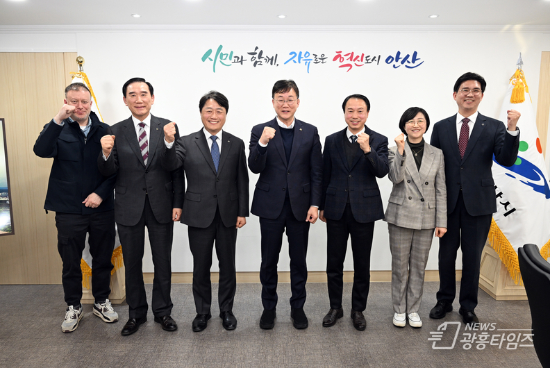안산시 5개 대학 총장 한 자리에… 청년정책 활성화 논의_왼쪽부터 유태균 서울예술대학교 총장, 지의상 신안산대학교 총장, 윤동열 안산대학교 총장, 이민근 안산시장, 육광심 한국호텔관광교육재단 이사장, 이미경 안산교육지원청 교육국장, 백동현 한양대 에리카 부총장