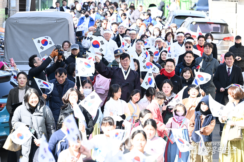안산시 제105주년 3·1절 기념식… 시민과 함께 만세삼창_3·1운동 기념탑까지 3·1절 만세 행진을 하고 있다