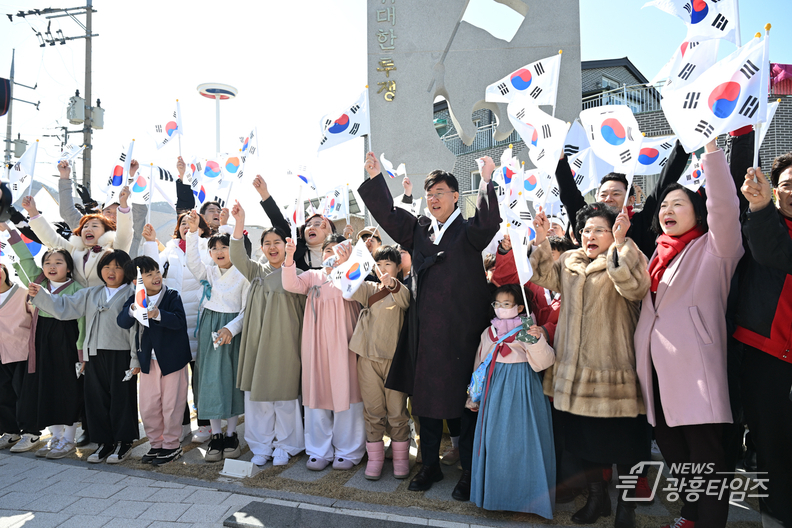 안산시 제105주년 3·1절 기념식… 시민과 함께 만세삼창_3·1운동 기념탑까지 3·1절 만세 행진을 하고 있다