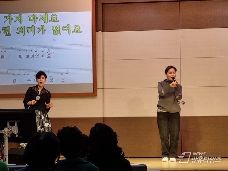 명품노래교실에서 숨겨둔 가창력을 선보여 참석자의 환호를 받은 임오경 후보자