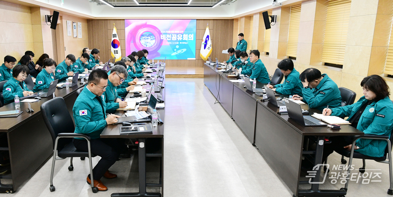 2안산시,‘현안 토론형’간부회의로 개선… 시정 효율 도모_8일 안산시청 제1회의실에서 이민근 안산시장 주재로 비정공유회의를 진행했다