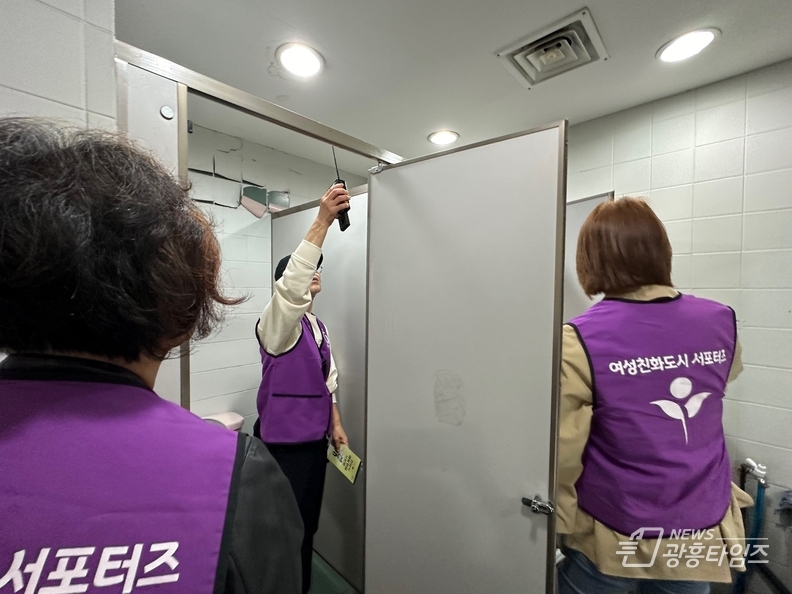 안양시 여성친화도시 시민참여단의 공중화장실 불법촬영 합동점검 모습
