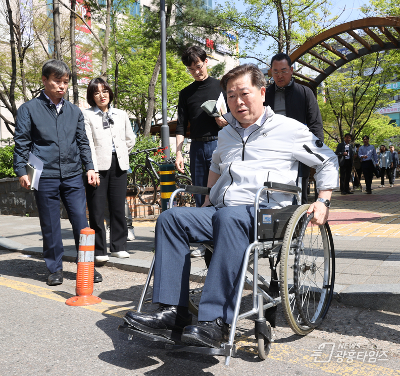 박승원 광명시장은 지난 12일 오후 열린 제31회 생생소통현장에서 보행관경 개선을 모색하고자 휠체어 이동을 체험했다